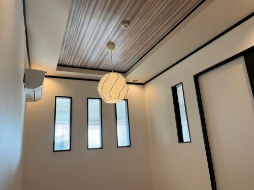 折り上げ天井にデザインクロスとダウンライトでおしゃれな空間に(寝室)