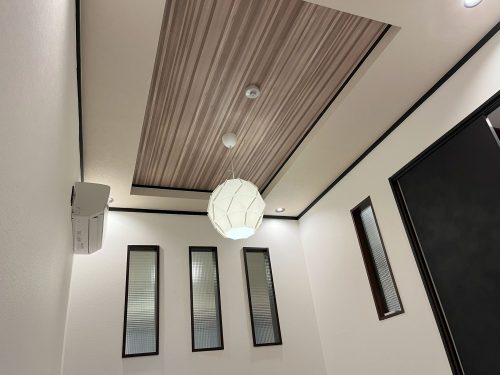 折り上げ天井にデザインクロスとダウンライトでおしゃれな空間に。新規エアコン取付済。(寝室)