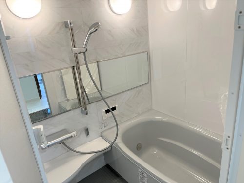 大きい鏡と暖房乾燥機付きで明るく機能的な浴室(風呂)