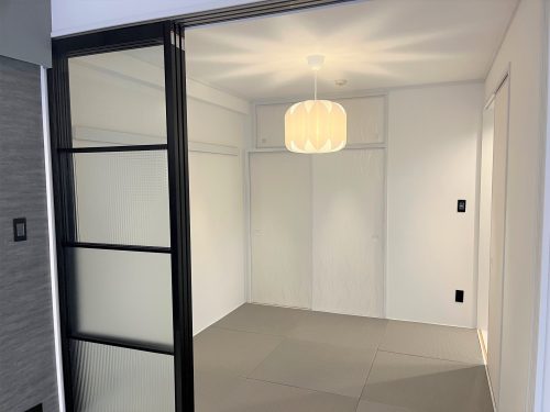 カラー畳表替、和室の扉（リビング側3枚引戸）を採光が取れるようガラス入りの 建具に新規交換。襖貼替。(寝室)
