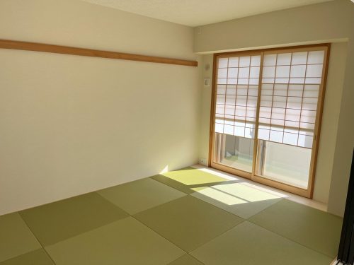 琉球調畳に和室。南向き日当たり良好。(寝室)